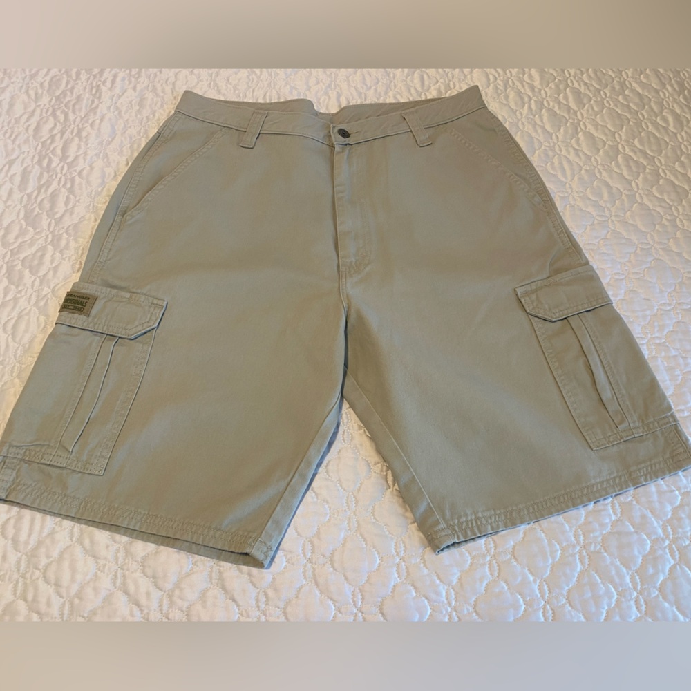 Wrangler Men's Khaki Cargo Shorts. Waist 34 inseam is  9 1/2. New & no damage.